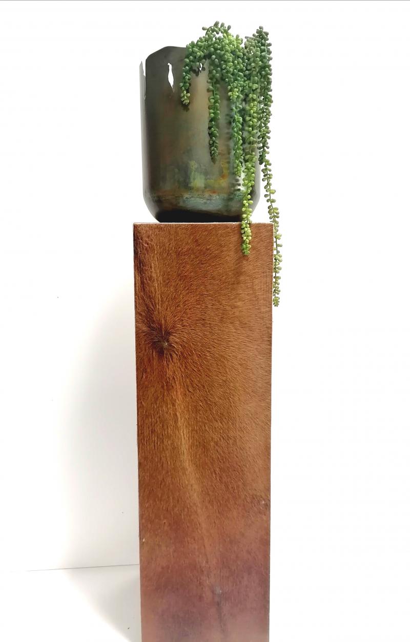 Holz Säule mit echtem Kuhfell bezogen