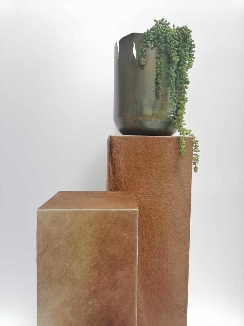 Holz Säule mit echtem Kuhfell bezogen