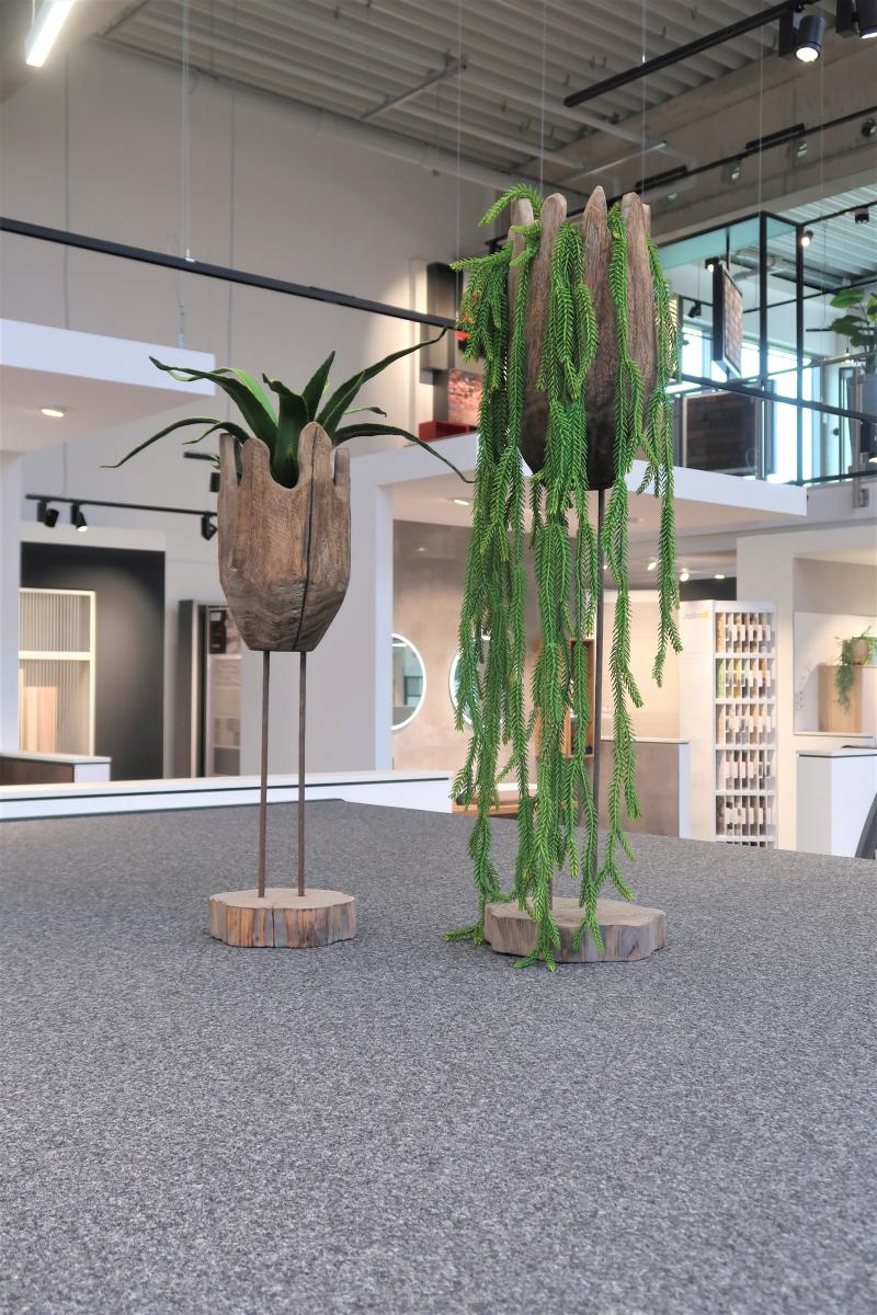 Holzstamm-Vase auf Metallständer