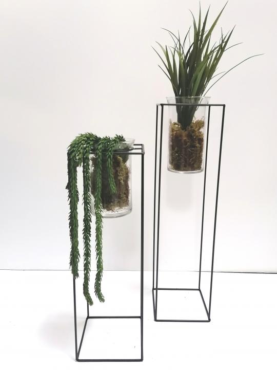 Schwarzer Metallständer mit Vase, groß