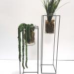 Set Metallständer mit Glasvase und Pflanzen